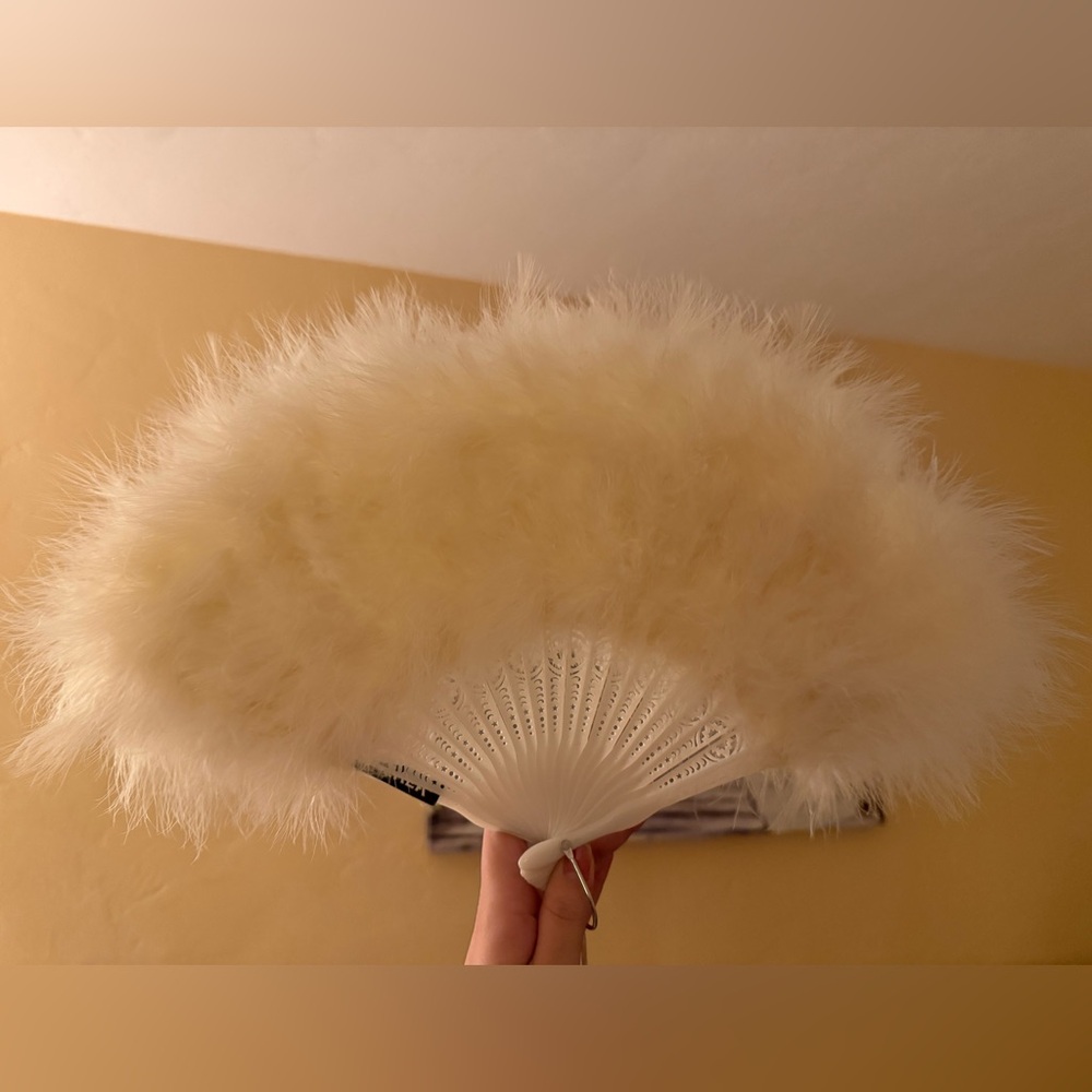 Bundle of 1920s hair accessories and feather fan